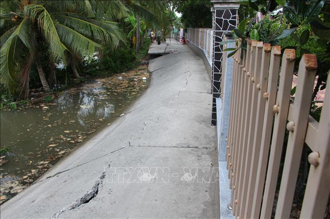 Trong ảnh: Vụ sụt lún làm ảnh hưởng đến đường giao thông nông thôn, gây khó khăn cho việc đi lại của người dân. Ảnh: Hồng Thái - TTXVN