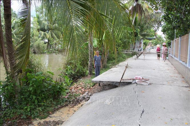 Trong ảnh: Chính quyền địa phương đã thực hiện rào chắn tại khu vực sạt lở để đảm bảo an toàn cho người dân. Ảnh: Hồng Thái - TTXVN