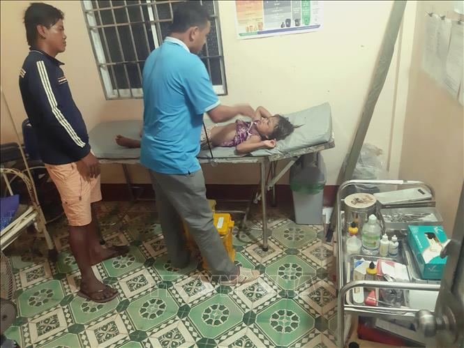 Cháu bé bị cha ruột bạo hành được chẩn đoán ban đầu tại cơ sở. Ảnh: TTXVN phát