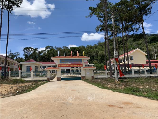 Trong ảnh: Các điểm trường được đầu tư xây dựng khang trang, góp phần nâng cao dân trí, xóa mù chữ ở Sơn Lang. Ảnh: Quang Thái - TTXVN