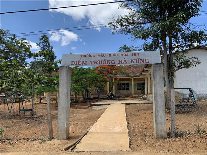 Trong ảnh: Các điểm trường được đầu tư xây dựng khang trang, góp phần nâng cao dân trí, xóa mù chữ ở Sơn Lang. Ảnh: Quang Thái - TTXVN