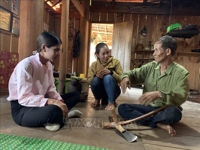 Trong ảnh: Già Đinh Văn Đoàn mừng vui kể cho con cháu nghe về sự đổi thay của buôn làng. Ảnh: Quang Thái - TTXVN