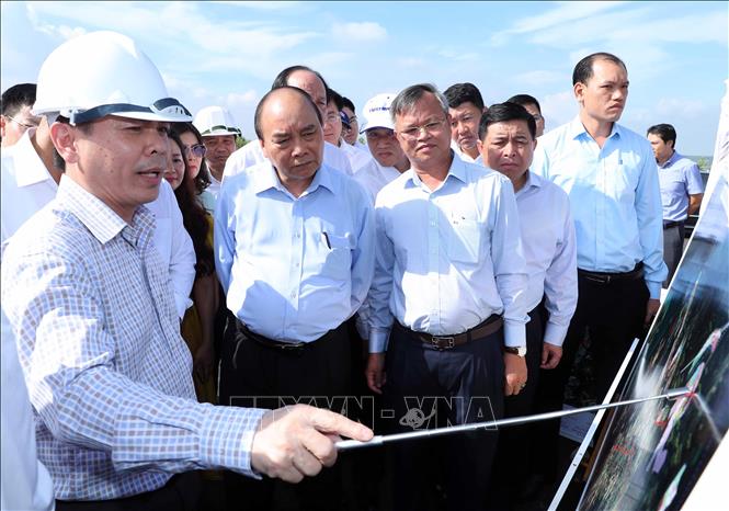 Trong ảnh: Thủ tướng Nguyễn Xuân Phúc thị sát dự án cầu Phước An. Ảnh: Thống Nhất – TTXVN
