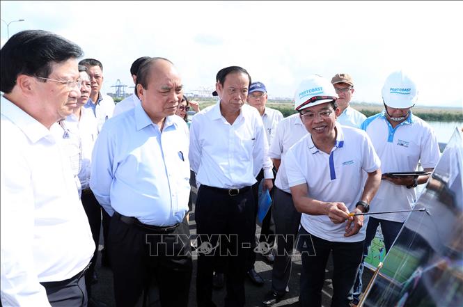 Trong ảnh: Thủ tướng Nguyễn Xuân Phúc thị sát Cầu hạ lưu Cảng Cái Mép. Ảnh: Thống Nhất – TTXVN
