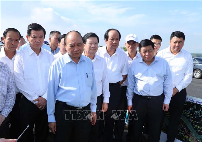 Trong ảnh: Thủ tướng Nguyễn Xuân Phúc thị sát dự án cầu Phước An. Ảnh: Thống Nhất – TTXVN
