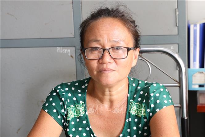 Trong ảnh: Đối tượng Nguyễn Thị Lan bị bắt giữ. Ảnh: Thanh Tân - TTXVN