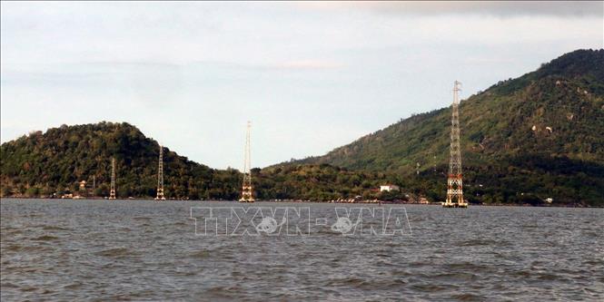 Trong ảnh: Đưa điện lưới quốc gia ra xã đảo Hòn Tre, huyện Kiên Hải (Kiên Giang). Ảnh: Lê Huy Hải - TTXVN