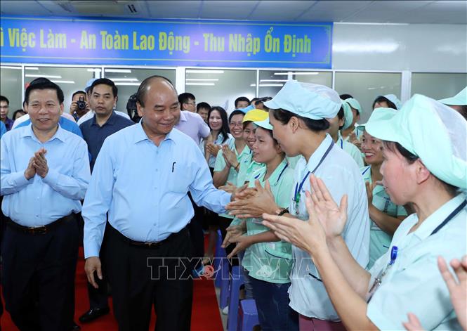 Trong ảnh: Thủ tướng Nguyễn Xuân Phúc thăm nhà máy của  Công ty TNHH điện tử Foster.  Ảnh: Thống Nhất – TTXVN
