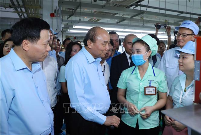 Trong ảnh: Thủ tướng Nguyễn Xuân Phúc trò chuyện với công nhân Công ty TNHH điện tử Foster (Việt Nam).  Ảnh: Thống Nhất – TTXVN