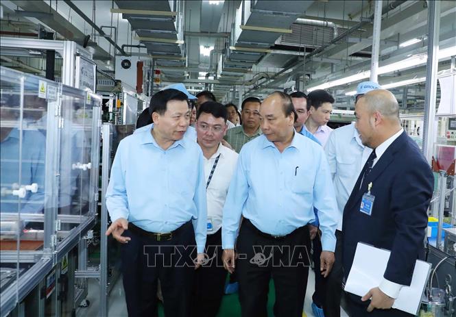 Trong ảnh: Thủ tướng Nguyễn Xuân Phúc thăm nhà máy sản xuất của Công ty TNHH điện tử Foster (Việt Nam).  Ảnh: Thống Nhất – TTXVN

