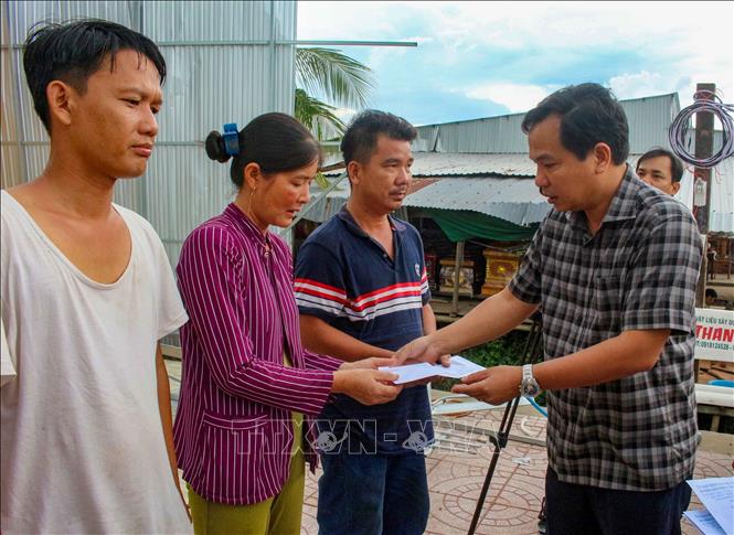 Trong ảnh: Chủ tịch UBND thành phố Cần Thơ Lê Quang Mạnh trao tiền hỗ trợ cho người dân bị thiệt hại do thiên tai ở huyện Thới Lai. Ảnh: TTXVN phát