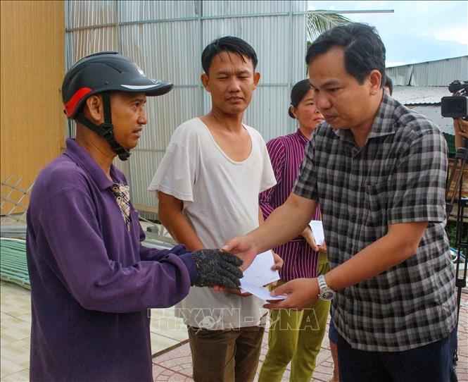 Trong ảnh: Chủ tịch UBND thành phố Cần Thơ Lê Quang Mạnh trao tiền hỗ trợ cho người dân bị thiệt hại do thiên tai ở huyện Thới Lai. Ảnh: TTXVN phát