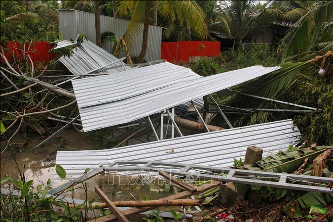 Trong ảnh: Nhà dân ở huyện Thới Lai, thành phố Cần Thơ bị sập do dông lốc xảy ra chiều 30/5. Ảnh: TTXVN phát