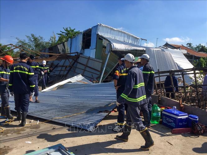Trong ảnh: Lực lượng chức năng hỗ trợ người dân quận Thốt Nốt (Cần Thơ) tháo dỡ nhà bị sập do dông lốc xảy ra vào chiều 30/5. Ảnh: TTXVN phát