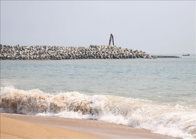 Trong ảnh: Thi công kè biển Đà Diễn. Ảnh: Phạm Cường - TTXVN