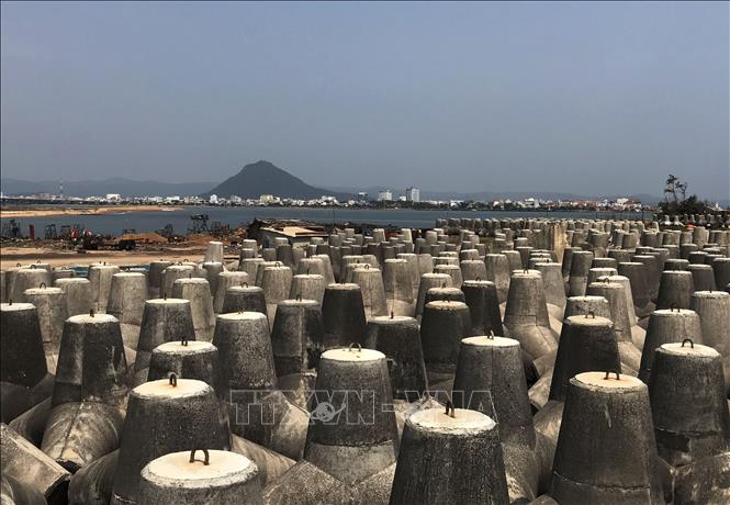 Trong ảnh: Hàng ngàn trụ bê tông được đúc sẵn để thi công kè biển Đà Diễn. Ảnh: Phạm Cường - TTXVN