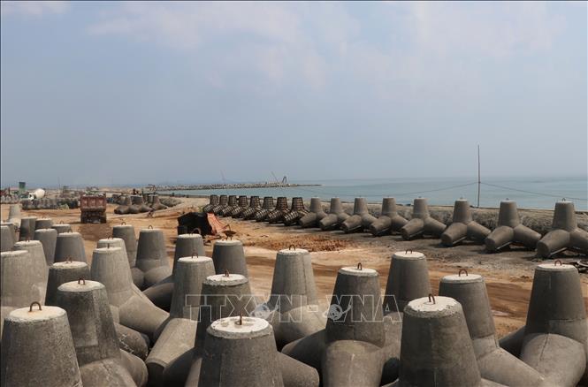 Trong ảnh: Kè biển Đà Diễn phía Nam dài 800m có kết cấu đá học kết hợp trụ bê tông chắn sóng đang được gấp rút hoàn thành. Ảnh: Phạm Cường - TTXVN