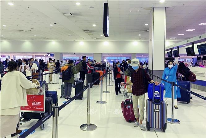 Trong ảnh: Công dân Việt Nam xếp hàng làm thủ tục lên máy bay của Vietnam Airlines tại sân bay quốc tế Sydney để khởi hành về nước, ngày 1/6/2020. Ảnh: TTXVN phát