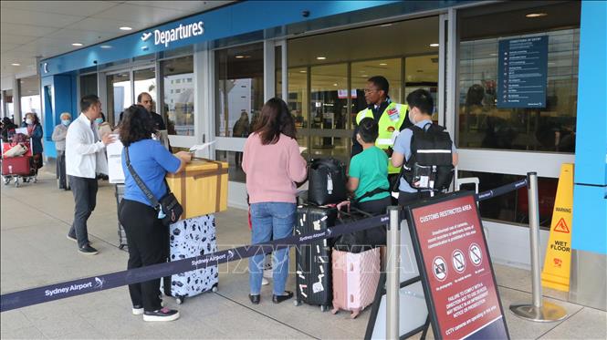 Trong ảnh: Công dân Việt Nam xuất trình giấy tờ để vào làm thủ tục xuất cảnh tại sân bay quốc tế Sydney, ngày 1/6/2020. Ảnh: Nguyễn Minh - Pv TTXVN tại Australia 