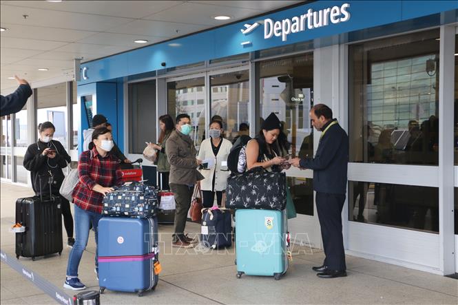 Trong ảnh: Công dân Việt Nam xuất trình giấy tờ để vào làm thủ tục xuất cảnh tại sân bay quốc tế Sydney, ngày 1/6/2020. Ảnh: Nguyễn Minh - Pv TTXVN tại Australia 