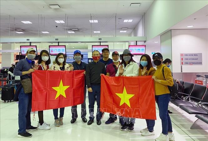 Trong ảnh: Đại sứ Việt Nam tại Australia Ngô Hướng Nam và các công dân Việt Nam tại sân bay quốc tế Sydney, ngày 1/6/2020. Ảnh: TTXVN phát