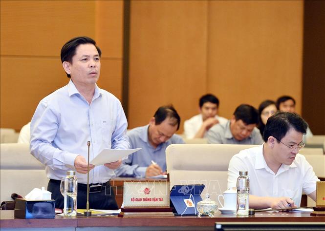 Trong ảnh: Bộ trưởng Bộ Giao thông vận tải Nguyễn Văn Thể trình bày tờ Trình. Ảnh: Trọng Đức - TTXVN