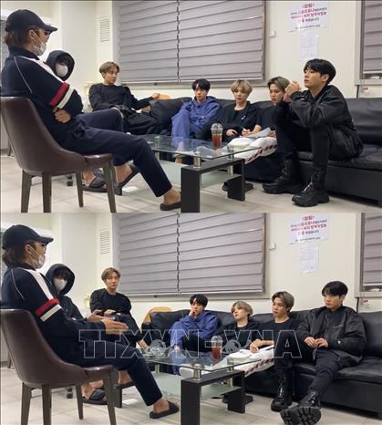 Trong ảnh: Các thành viên nhóm nhạc BTS thảo luận về album mới ngày 11/5/2020. Ảnh: Yonhap/ TTXVN