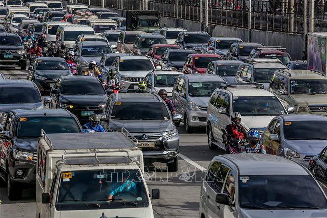 Trong ảnh: Các phương tiện lưu thông trên đường phố ở Manila, Philippines ngày 1/6/2020. Ảnh: THX/TTXVN