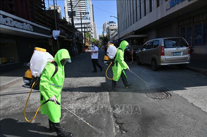 Trong ảnh: Phun thuốc khử trùng nhằm ngăn dịch COVID-19 đường phố ở Manila, Philippines ngày 1/6/2020. Ảnh: THX/TTXVN