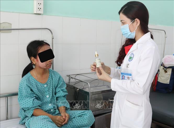 Trong ảnh: Bác sỹ Võ Thị Đoan Phượng, Trưởng Khoa Lâm sàng 1 Bệnh viện Da Liễu Thành phố Hồ Chí Minh hướng dẫn bệnh nhân sử dụng thuốc điều trị. Ảnh: TTXVN phát