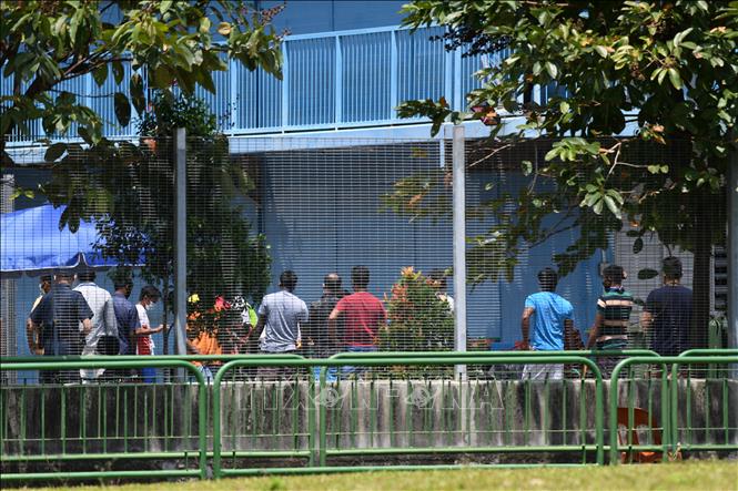 Trong ảnh: Người lao động nhập cư tại một khu ký túc xá ở Singapore, ngày 19/4/2020. Ảnh: AFP/TTXVN