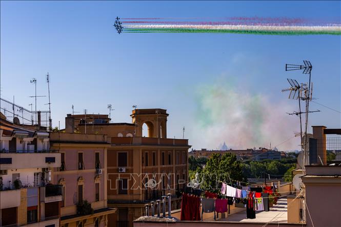 Ngày Quốc khánh Italy
Ngày Quốc khánh Italy được tổ chức hàng năm vào ngày 2 tháng 6, kỷ niệm ngày khởi đầu của cuộc cách mạng đầu tiên ở Ý. Chỉ còn 2 năm nữa thôi, chúng ta sẽ chứng kiến ngày Quốc khánh đầy hoành tráng của Ý tại các thành phố trên khắp đất nước. Hãy cùng nhau xem ảnh của ngày lễ trọng đại này để hiểu thêm về văn hóa và lịch sử đất nước Ý.