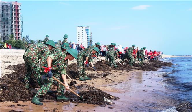 Việt Nam đứng thứ tư trên thế giới về ô nhiễm rác thải biển, đặc biệt là rác thải nhựa. Nếu không có biện pháp xử lý, tái chế, tái sử dụng và giảm thiểu lượng phát sinh chất thải nhựa, nguy cơ vượt quá sức chịu tải của môi trường là không tránh khỏi. Trong ảnh: Lực lượng vũ trang tỉnh Quảng Bình ra quân chiến dịch thu dọn rác trên bãi biển trong chương trình “Hãy làm sạch biển - Tử tế với đại dương”. Ảnh: Võ Dung-TTXVN