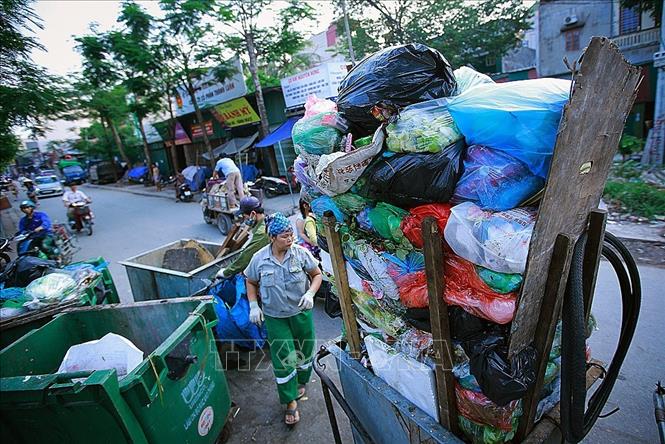 Trong ảnh: Rác thải nylon đã và đang đe dọa nghiêm trọng đến môi trường bởi tính chất rất khó phân hủy trong điều kiện tự nhiên. Sự tồn tại của nó trong môi trường sẽ gây ảnh hưởng nghiêm trọng tới đất và nước. Ảnh: Trọng Đạt - TTXVN