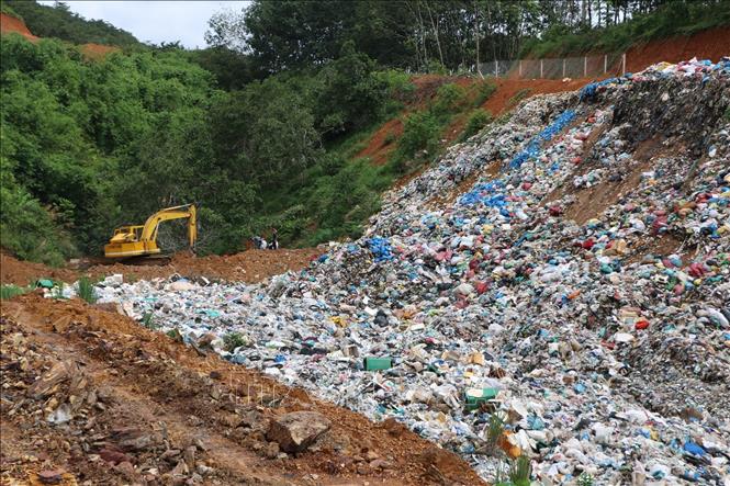 Trong ảnh: Bãi rác thải lộ thiên gây ô nhiễm môi trường ở Bình Phước khiến người dân bức xúc. Ảnh: K GỬIH -TTXVN