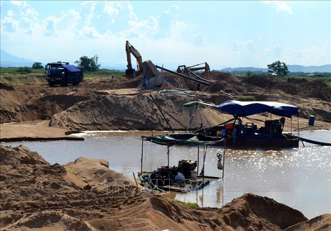 Nạn khai thác cát sỏi trái phép, thiếu kiểm soát phục vụ xây dựng đang dần giết chết các dòng sông. Trong ảnh: Hoạt động khai thác cát trái phép tại bờ nam sông Đà Rằng (Phú Yên), mặc dù đã được chính quyền kiểm tra, xử phạt nhưng vẫn tái diễn. Ảnh: Thế Lập - TTXVN