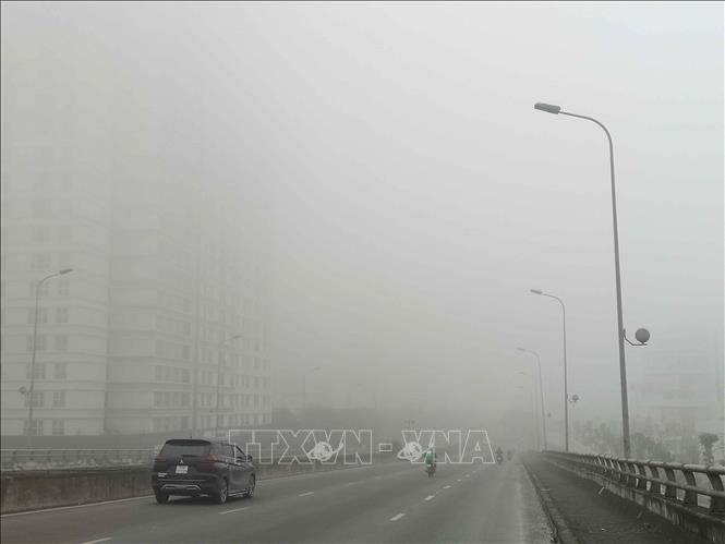 Ô nhiễm không khí trở thành đề tài “nóng” hơn bao giờ hết khi đang ngày càng trở nên nghiêm trọng. Trong ảnh: Thời gian qua, Hà Nội liên tục chìm trong sương mù dày đặc với chỉ số ô nhiễm không khí ở mức có hại cho sức khỏe. Ảnh: Thanh Tùng - TTXVN