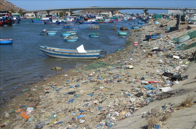 Trong ảnh: Khu vực ven bờ Đầm Nại phía dưới chân cầu Ninh Chữ, huyện Ninh Hải (Ninh Thuận) tràn ngập rác thải. Tình trạng rác thải chất thành đống trên bờ, dưới nước trải dài hàng ki lô mét chưa được thu gom, xử lý triệt để gây tác động xấu đến hệ thái môi trường biển và làm ảnh hưởng đến sức khỏe của người dân. Ảnh: Nguyễn Thành - TTXVN