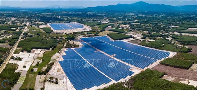 Năng lượng sạch có tốc độ tăng trưởng mạnh hàng năm. Tăng nhanh nhất là điện mặt trời. Việt Nam có tiềm năng rất lớn về năng lượng mặt trời, đặc biệt ở các vùng miền trung và miền nam của đất nước với ước tính tiềm năng lý thuyết khoảng 43,9 tỷ TOE. Trong ảnh: Nhà máy điện mặt trời Cát Hiệp, công suất 49,5MWp tại thôn Hội Vân, xã Cát Hiệp, huyện Phù Cát là nhà máy điện mặt trời đầu tiên tại Bình Định được hòa lưới điện quốc gia. Ảnh: TTXVN phát