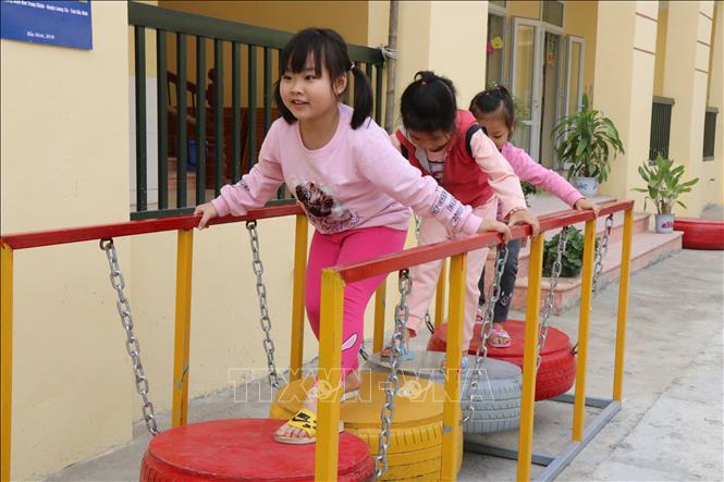 Trong ảnh: Học sinh trường Mầm non Trung Chính, xã Trung Chính, huyện Lương Tài, tỉnh Bắc Ninh hào hứng với đồ chơi tái chế từ những chiếc lốp xe. Được triển khai từ đầu năm 2019, hành trình của những lốp xe tạo thành đồ chơi cho thiếu nhi đã trở thành một trong những mô hình điểm được Trung ương Đoàn đánh giá cao. Ảnh: Thanh Thương - TTXVN
