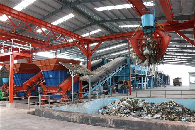 Trong ảnh: Công ty cổ phần Nước – Môi trường Bình Dương (Biwase) đưa Nhà máy xử lý rác sinh hoạt thành phân hữu cơ lớn nhất Việt Nam và Khu vực Đông Nam Á, công suất 840 tấn/ngày tại phường Chánh Phú Hòa, thị xã Bến Cát vào hoạt động. Ảnh: Nguyễn Văn Việt - TTXVN