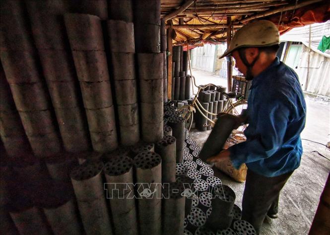 Trong ảnh: Nhiều năm qua, việc sử dụng than tổ ong trong sinh hoạt hằng ngày của người dân và hộ kinh doanh dịch vụ đã tạo ra chất thải, khí thải, gây tác động xấu đến môi trường không khí của Thủ đô Hà Nội. Ảnh: Thành Đạt - TTXVN