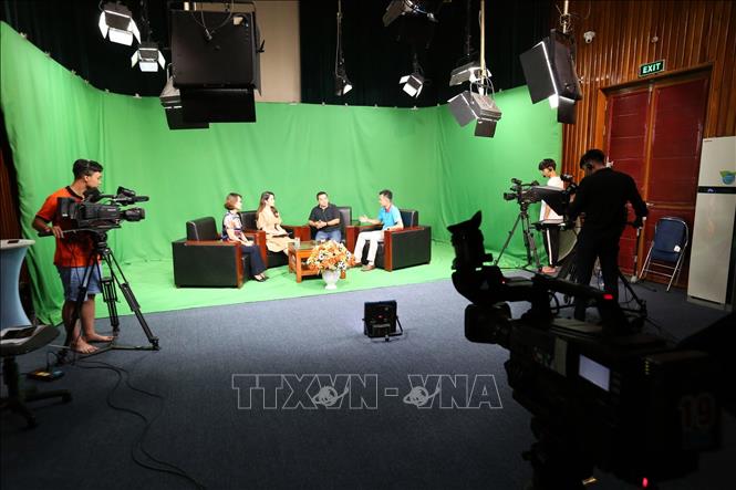 Trong ảnh: Livestream tuyển sinh tại Trường Cao đẳng Truyền hình. Ảnh: Anh Tuấn – TTXVN