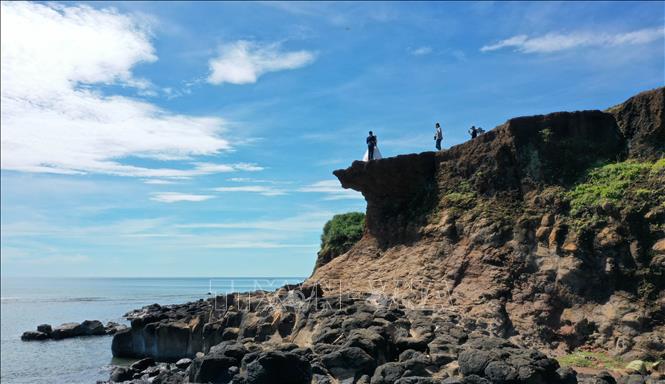 Trong ảnh: Mũi Trèo cách mặt nước biển chừng 30 mét, là nơi được các cặp đôi chọn làm địa điểm chụp ảnh cưới. Ảnh: Hồ Cầu-TTXVN