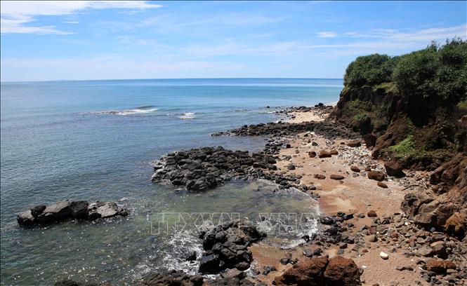 Trong ảnh: Những bãi đá tự nhiên tạo nên vẻ đẹp của Mũi Trèo. Ảnh: Hồ Cầu-TTXVN