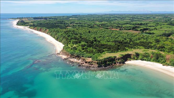 Trong ảnh: Hai bên Mũi Trèo là bờ biển dài hàng cây số có làn nước trong xanh và cát trắng mịn màng. Ảnh: Hồ Cầu-TTXVN