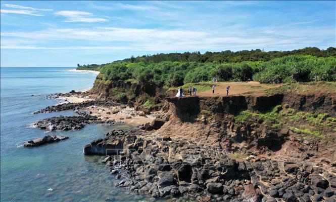 Trong ảnh: Toàn cảnh Mũi Trèo. Ảnh: Hồ Cầu-TTXVN