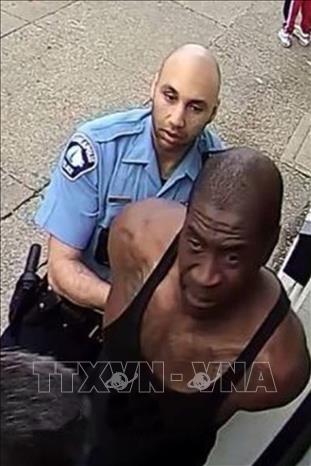 Trong ảnh: Hình ảnh trích từ video cho thấy sĩ quan cảnh sát J. Alexander Kueng (trái) lúc bắt giữ công dân George Floyd tại thành phố Minneapolis, Mỹ ngày 25/3/2020. Ảnh: ABC News/TTXVN
