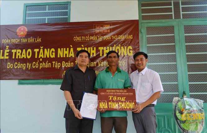 Trong ảnh: Trao nhà tình thương cho gia đình ông Y Briu Kpơr, dân tộc Ê Đê, thôn Cư Nun A, xã Dang Kang, huyện Krông Bông. Ảnh: Hoài Thu – TTXVN