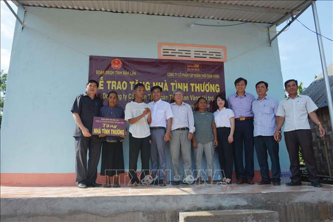Trong ảnh: Trao nhà tình thương cho gia đình bà H Lơk Hmok, dân tộc M’nông, thôn Yang 2, xã Đắk Liêng, huyện Lắk. Ảnh: Hoài Thu – TTXVN